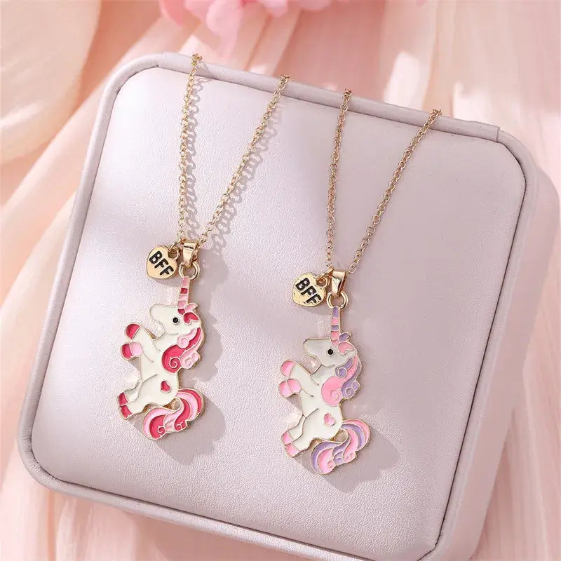 Hálsmen BFF - Einhyrningar with pink and purple unicorn charms on display box, perfect for best friends or sisters.