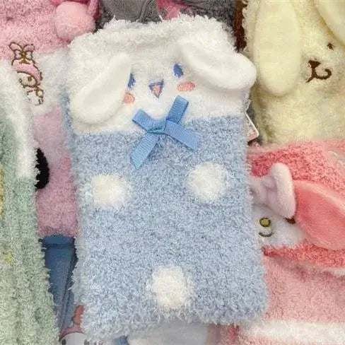 Kósýsokkar - Kumori og Melody, hlýir og þykkir heimasokkar með teiknimyndahönnun úr mjúku coral velvet fyrir konur.