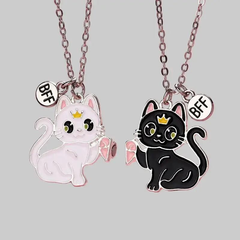 Hálsmen kisur bleik og fjólublá BFF með hvítum og svörtum köttum og BFF merki. Fullkomið gjöf fyrir bestu vinkonu. Elegant og töff skartgripur.