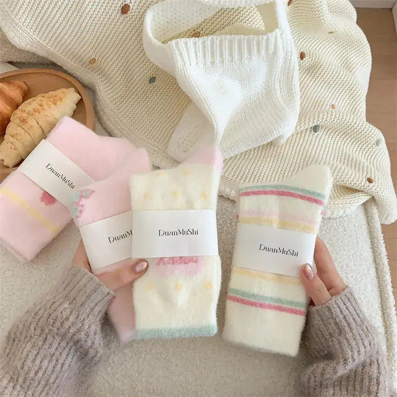 Kósýsokkar - hvítir og bleikir með teiknimyndahöfði og röndum, úr Australian velvet, fullkomnir fyrir vetur.