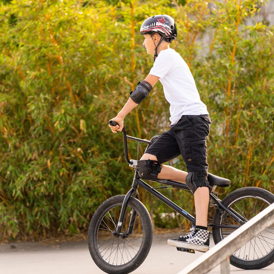 Hjálmur - SAFEGUARD - svartur með rauðri stjörnu