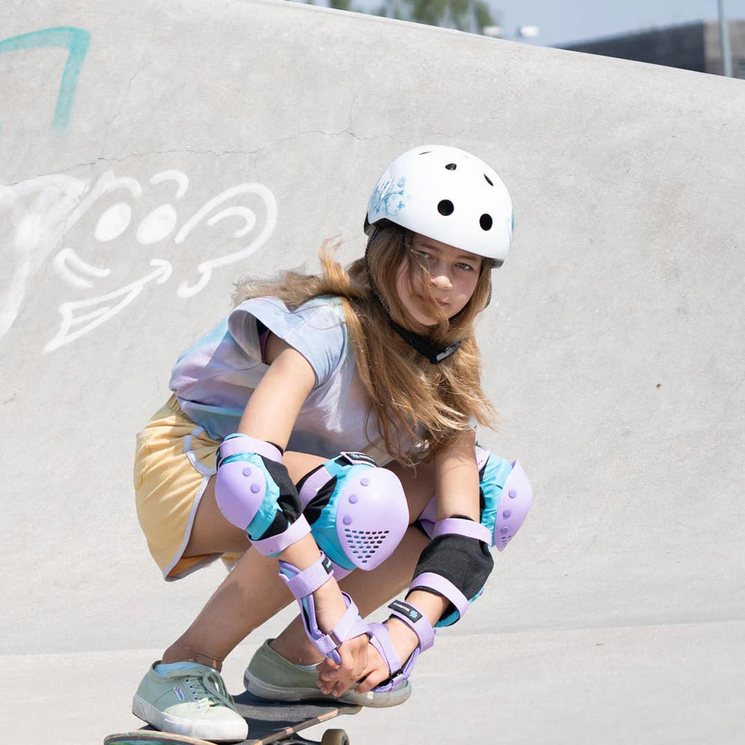 Hjálmur - SAFEGUARD - hvítur með bláum fiðrildum