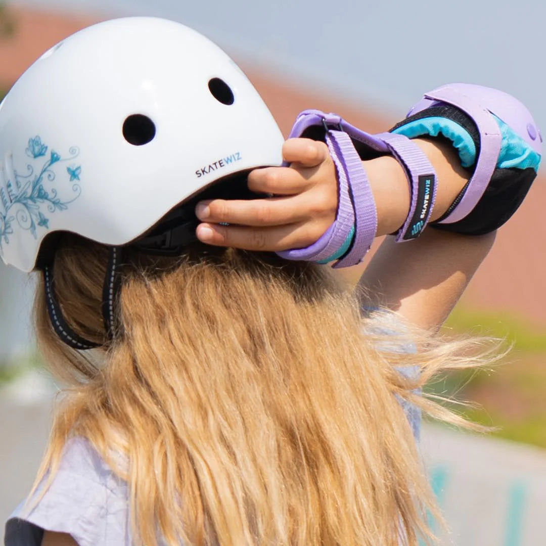 Hjálmur - SAFEGUARD - hvítur með bláum fiðrildum