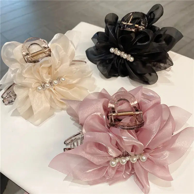 Elegant hárklemmur með blómum og perlum in black, cream, and pink with sweet flower design for women and girls.