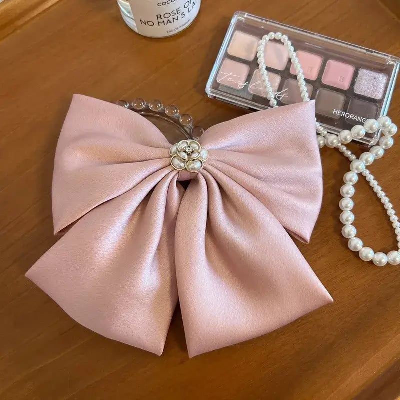 Sæt og elegant "Slaufur með spennu aftan á" með perlu blómi, hentar fyrir daglega notkun og sérstök tækifæri.