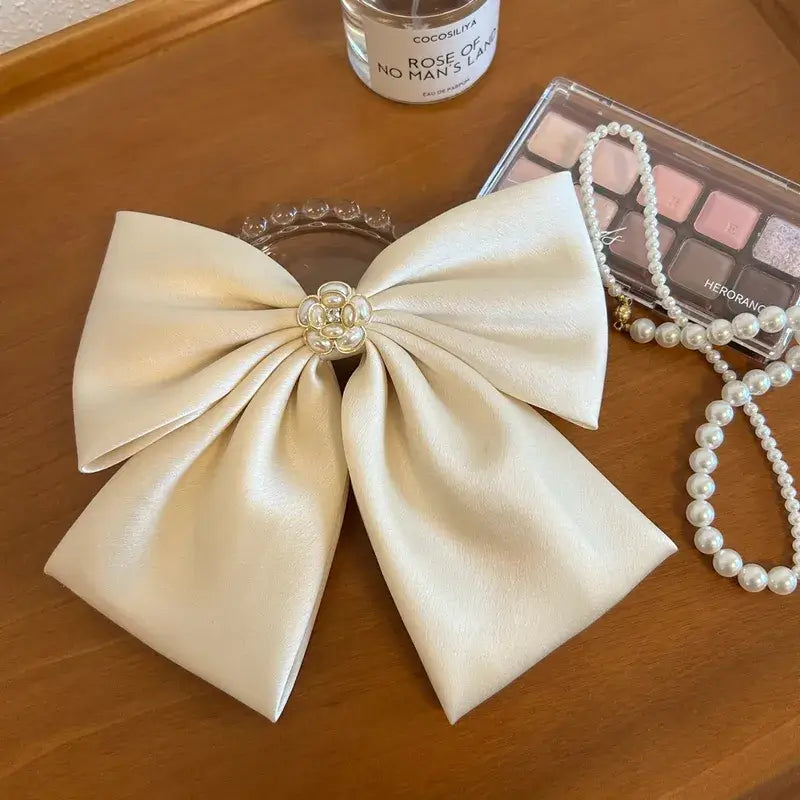 Slaufur með spennu aftan á: Elegant handunnin hárspenna með perlu blómi fyrir konur, fullkomin fyrir dagleg og sérstök tækifæri.