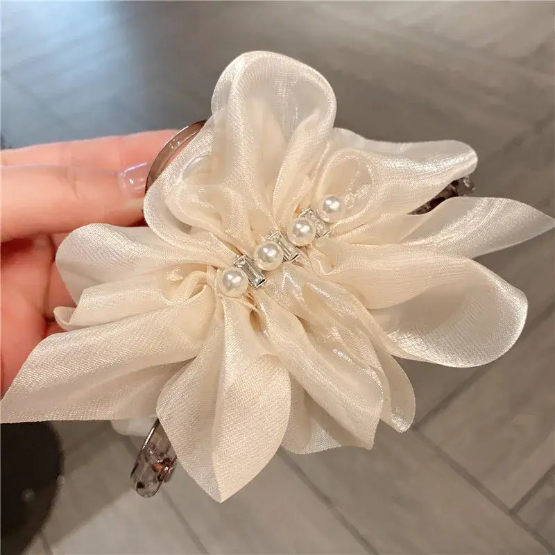 Hárklemmur með blómum og perlum - elegant hönnun með sætri blómahönnun fyrir konur og stúlkur, tilvalið fyrir daglega notkun
