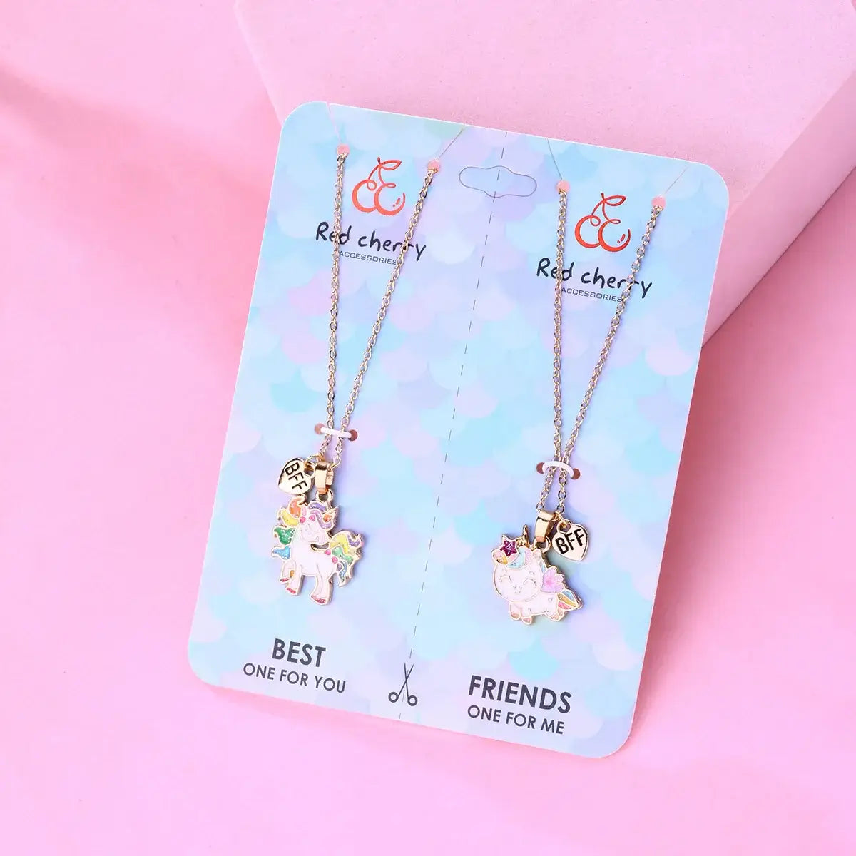 Hálsmen - einhyrningar - BFF necklace with two unicorn charms, perfect gift for best friend, shown on pastel packaging.