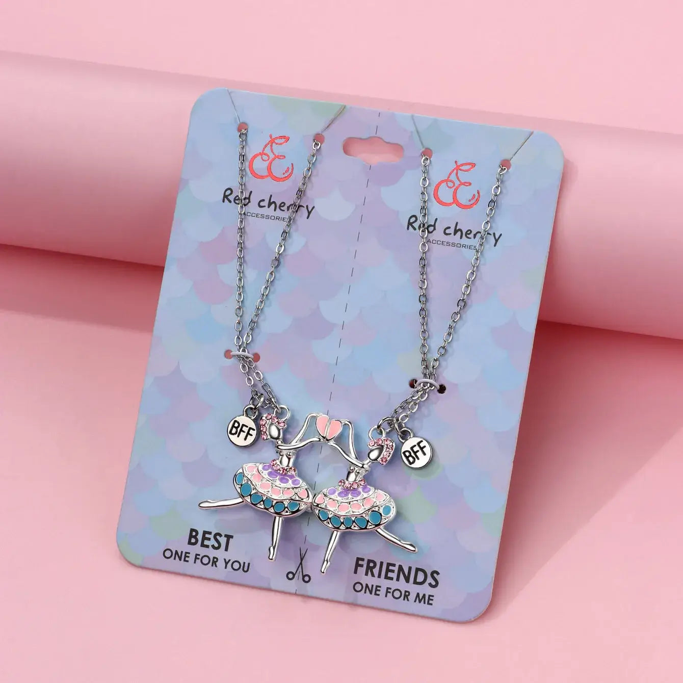 Hálsmen - Ballerínur - BFF silfur hálsmen með tveimur litlum ballerínum á glimmer bakgrunni, tilvalið fyrir bestu vinkonur eða systur.