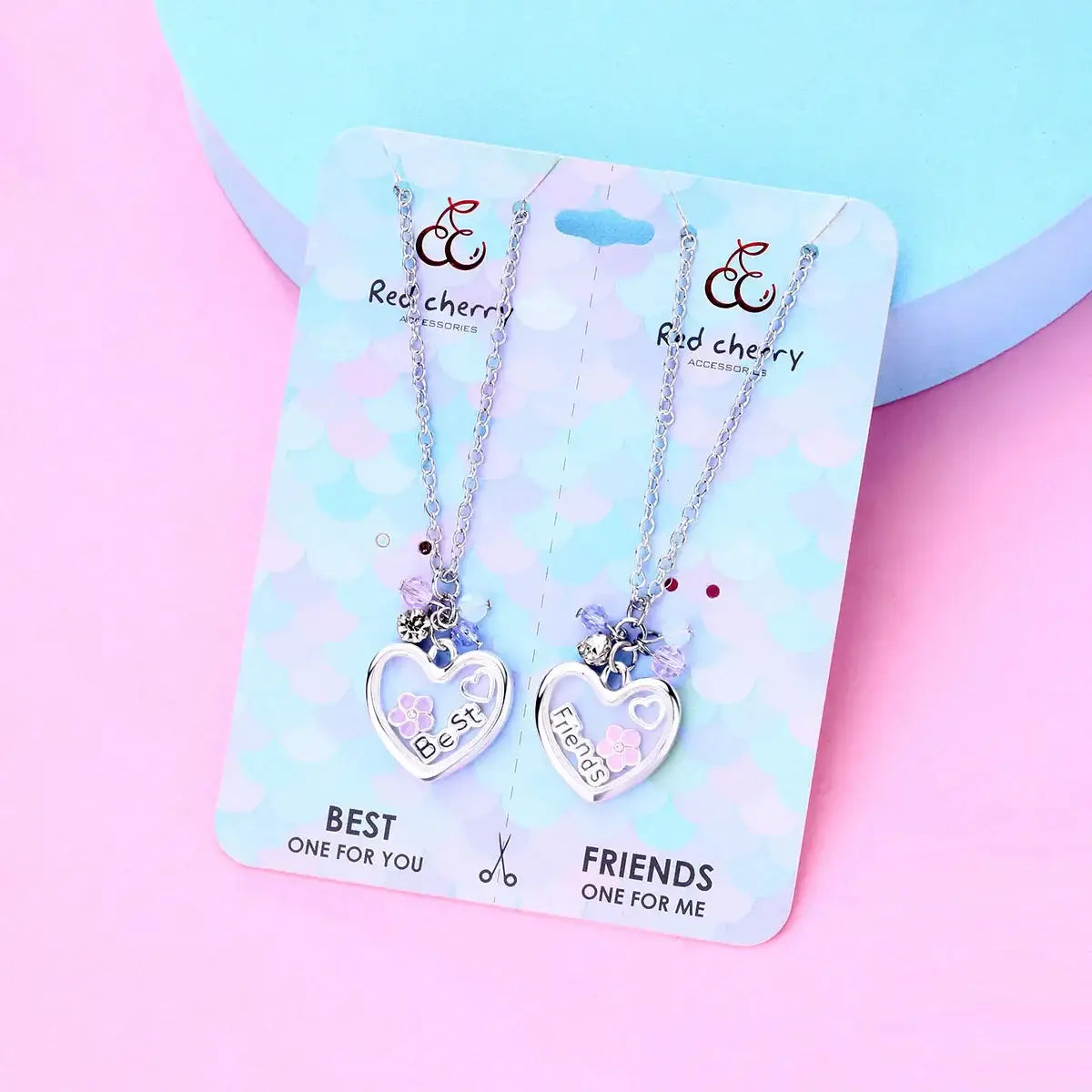 Hálsmen - Hjörtu með BFF í bleikum og bláum litum með hjarta og blóma skrauti sýnir vináttu og kærleika, fullkomið fyrir bestu vinkonur.