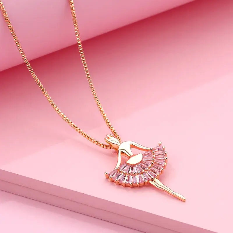 Hálsmen - Ballerína - Gull hálsmen með bleikum steinum á bleikum bakgrunni, fullkomið fyrir gjafir og sérstök tilefni.