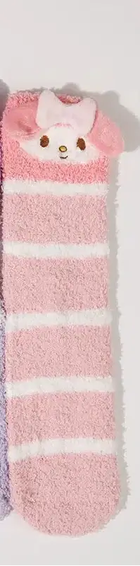 Kósýsokkar - Kumori og Melody: Hlýir peg socks með teiknimyndahönnun úr coral velvet efni, hannaðir fyrir haust og vetur.