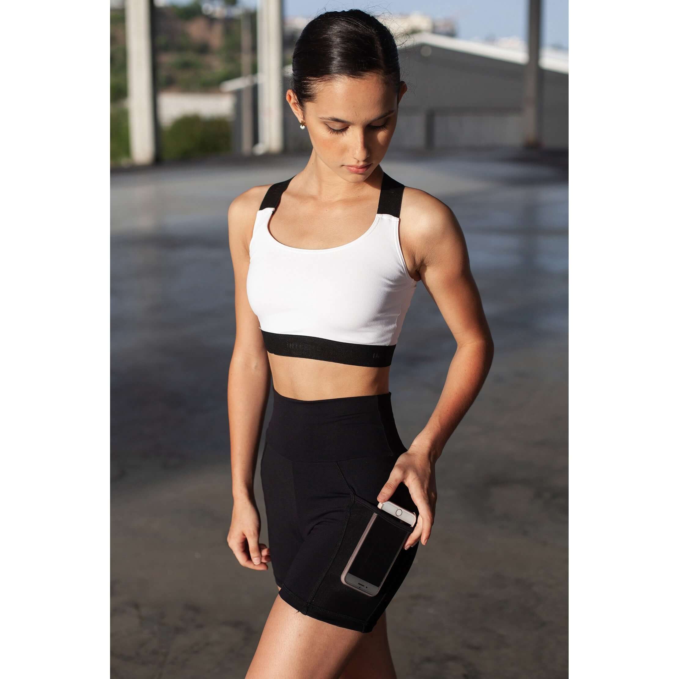 Stuttbuxur með hliðarvasa - svartar - Intermezzo