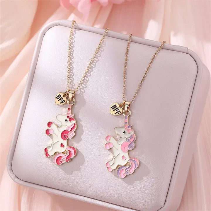 Hálsmen BFF - Einhyrningar with pink and purple unicorn charms on display box, perfect for best friends or sisters.