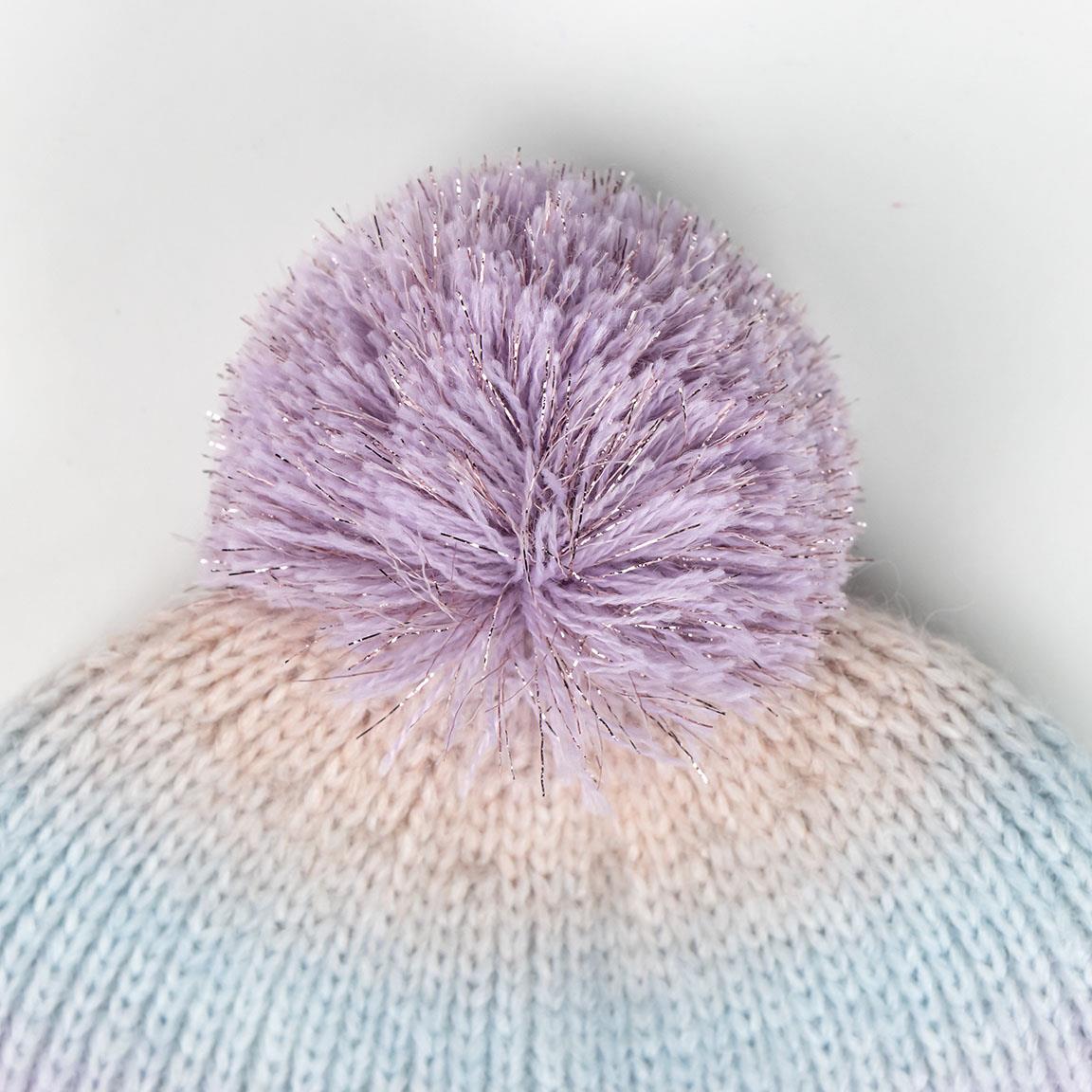 Húfa Frozen beanie with a 100% acrylic knit design, featuring a soft pastel gradient and a fluffy lavender pom-pom on top.