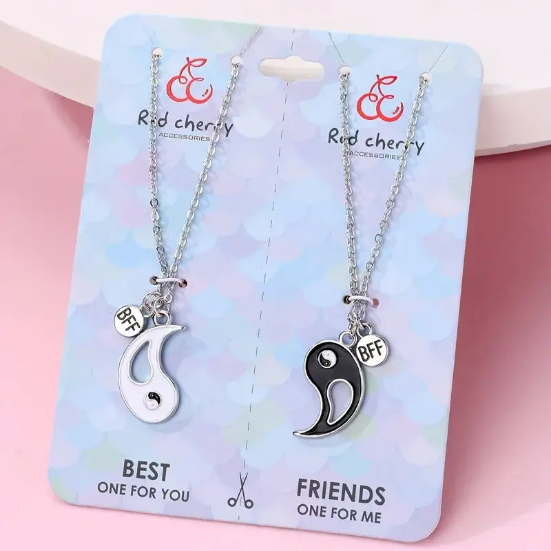 Hálsmen Yin og Yang - BFF nálar með svörtu og hvítu mynstur, vináttu hálsmen fullkomin fyrir bestu vinkonu eða systur með BFF þema.