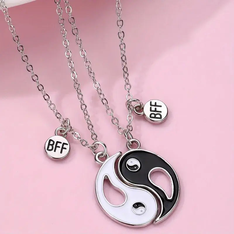 Hálsmen Yin og Yang - BFF hálsmen í svörtu og hvítu fyrir bestu vinkonur, sýnir vináttu og kærleika, með BFF táknum.