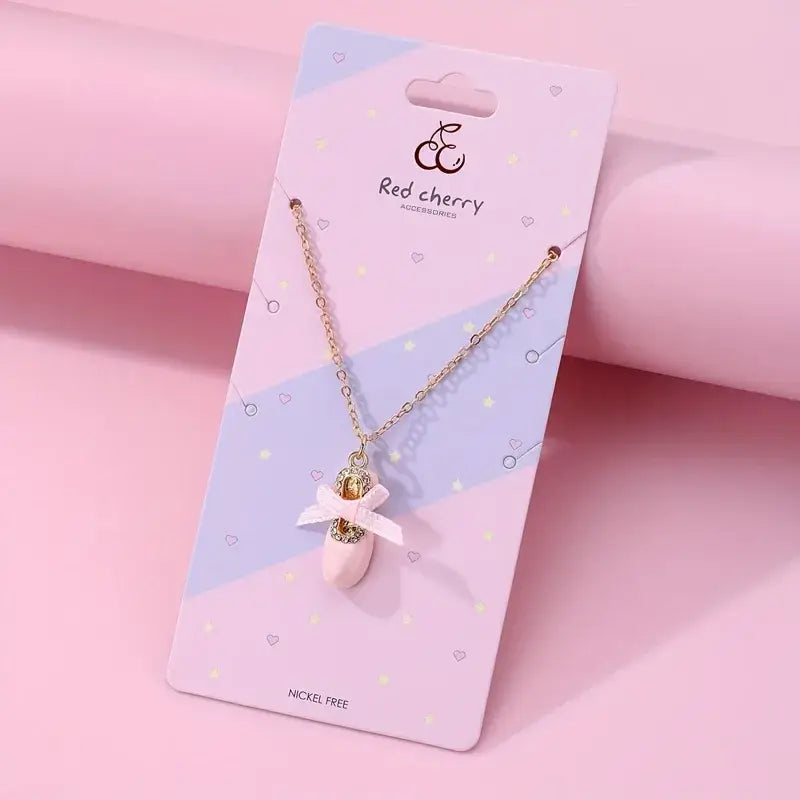 Hálsmen - Ballettskór with ballet shoe charm, displayed on a pink background, perfect for ballerinas and special occasions.