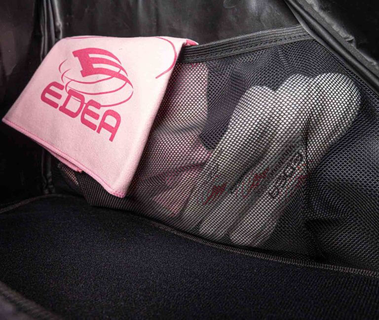 Interior view of Skautataska - SIGNORINA - EDEA with skates and a pink towel