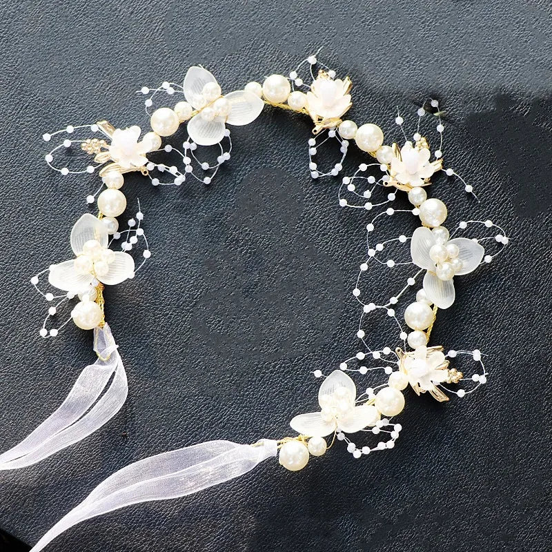 Hárskraut með blómum og perlum