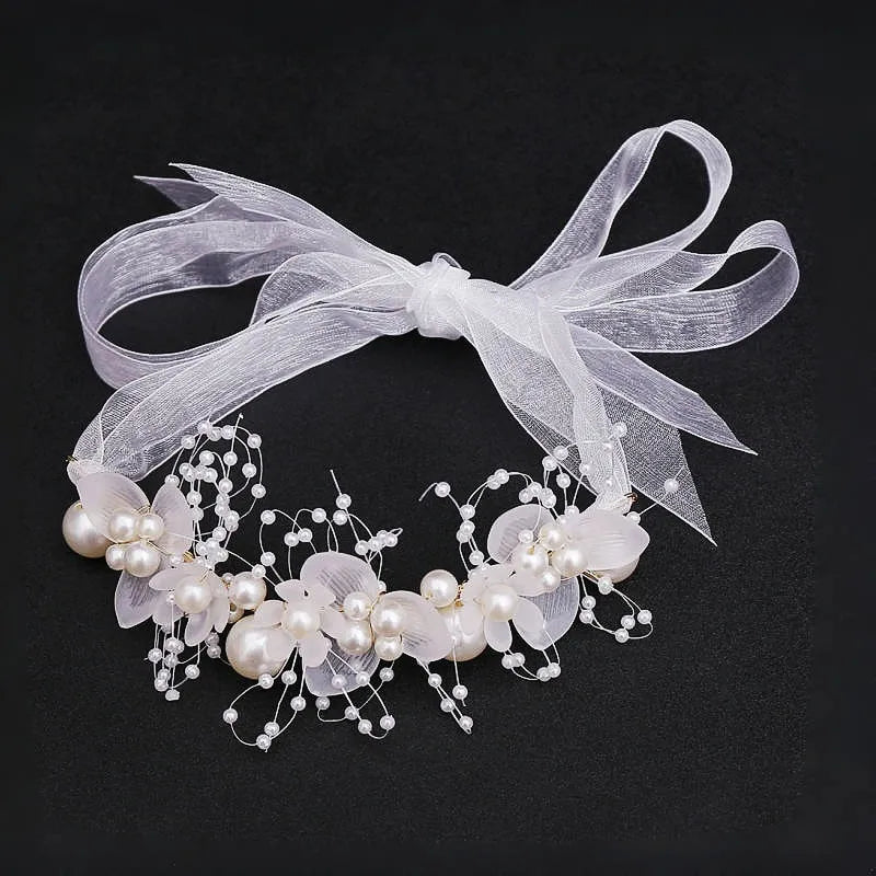 Hárskraut með blómum og perlum