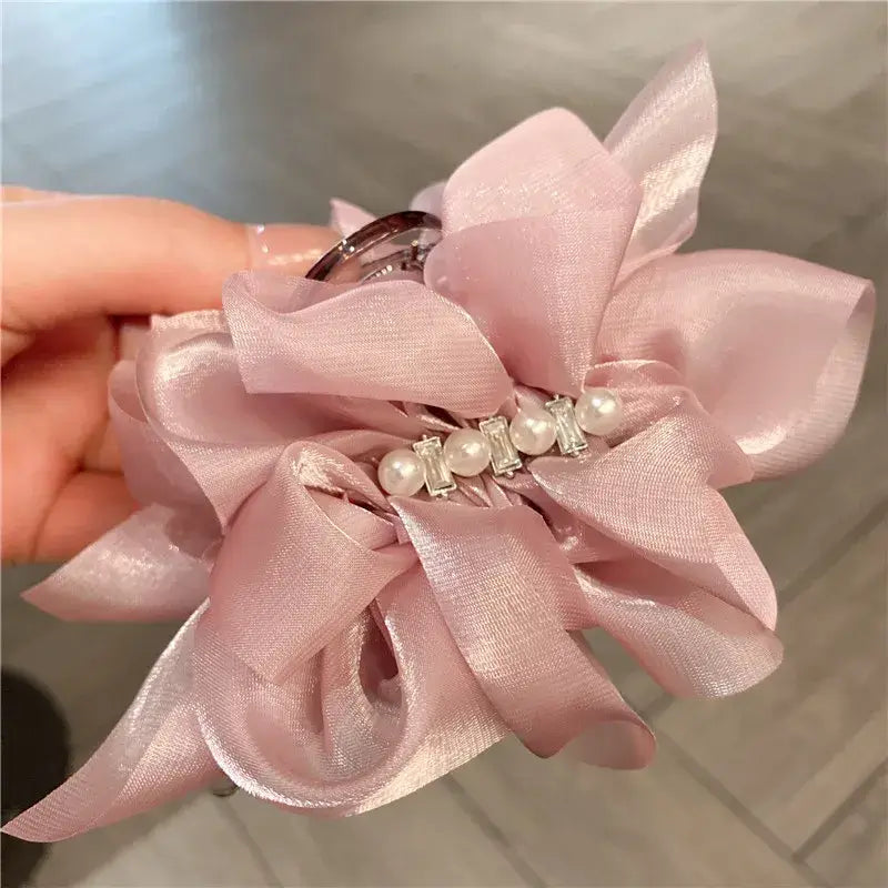 Elegant hárklemmur með blómum og perlum, perfect for women and girls seeking a stylish hair accessory for daily use and special occasions.