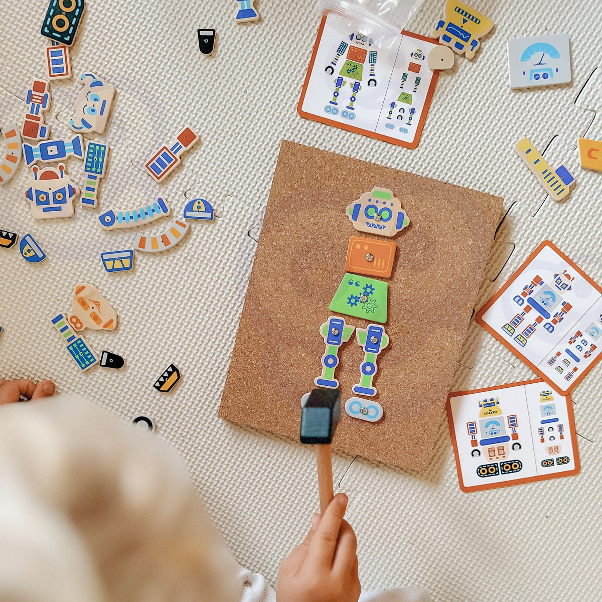 VIGA Róbótasmiðja — 45 stk Montessori tréhamar og korkborð